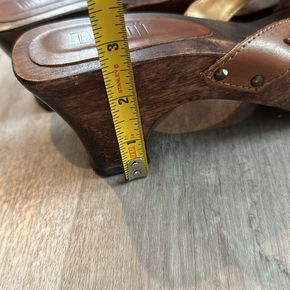 Size 9 2 1/2 in heels - Picture 6 of 6